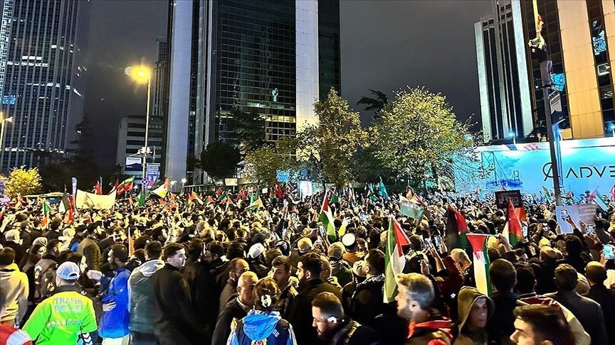 Video / Farklı ülkelerde insanlar sokaklara çıktı