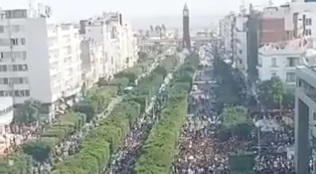 فيديو | مظاهرة حاشدة في تونس تنديدا بقصف مستشفى المعمداني وتضامنا مع أهالي قطاع غزة 