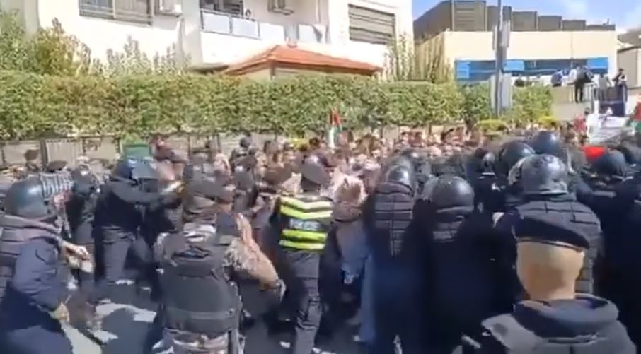 Video: Jordanian security forces attack angry protesters trying to storm Israeli embassy in Amman 