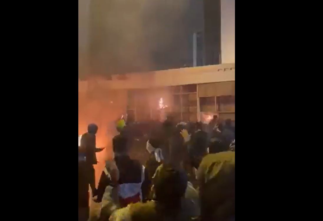 Video: Angry protesters set fire Israeli consulate in Istanbul to denounce Gaza Hospital massacre 