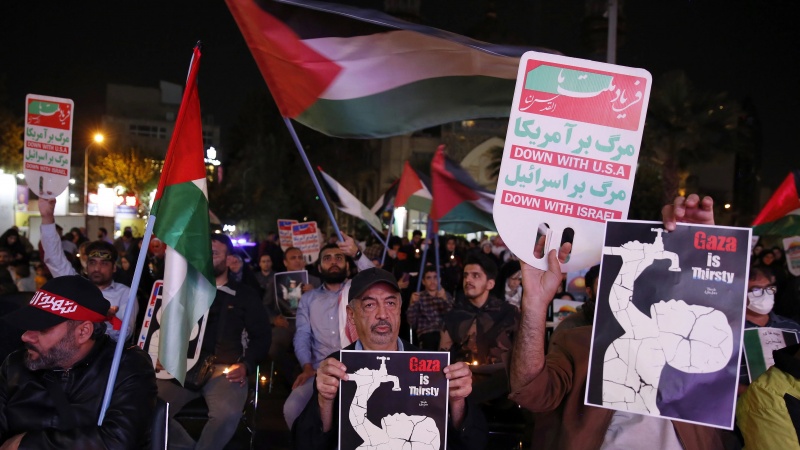 テヘラン市内の広場で、市民らが反イスラエルの夜間集会を開催