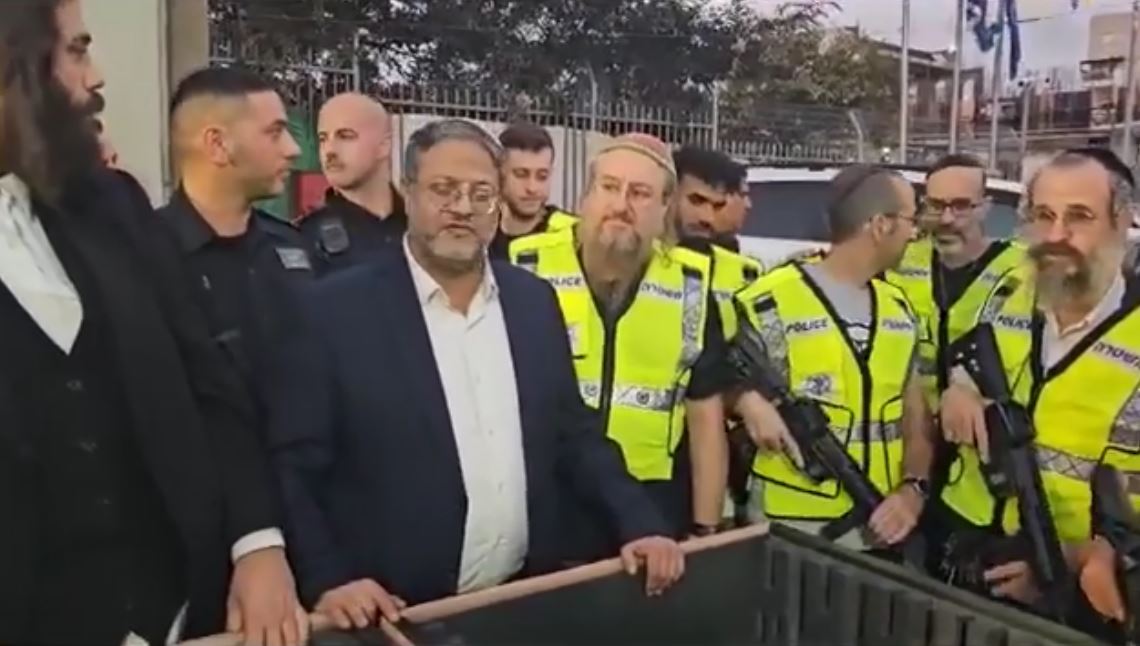 Video: Hardcore Israeli Minister 'Ben Gvir' distributes firearms to ultra-Orthodox settlers of Elad