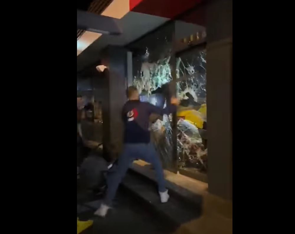 Video: Angry protesters destroy and break McDonald's branch in Istanbul as its supports for Israeli 