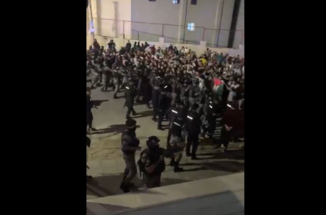 Video: Scuffles now btwn Jordanian security forces and protesters in front of Israel's embassy in Amman