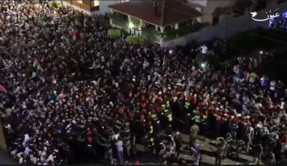 Video: Hundreds of thousands Jordanians protest near Israeli embassy in Amman demanding cut ties