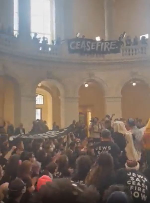 Video: Hundreds of American Jews sit-in at Congress stressing ceasefire in Gaza