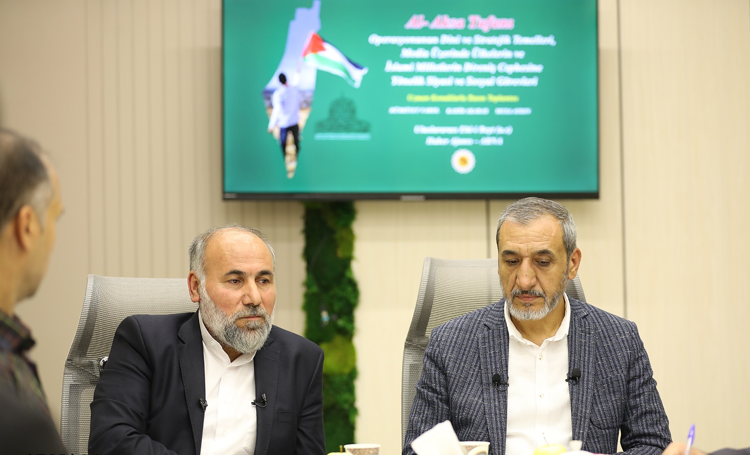 المقاومة الفلسطينية دينية وإلهية وستدوم/ "فلسطين" و"الوحدة" هدية الإمام الخميني (رض) للعالم الإسلامي