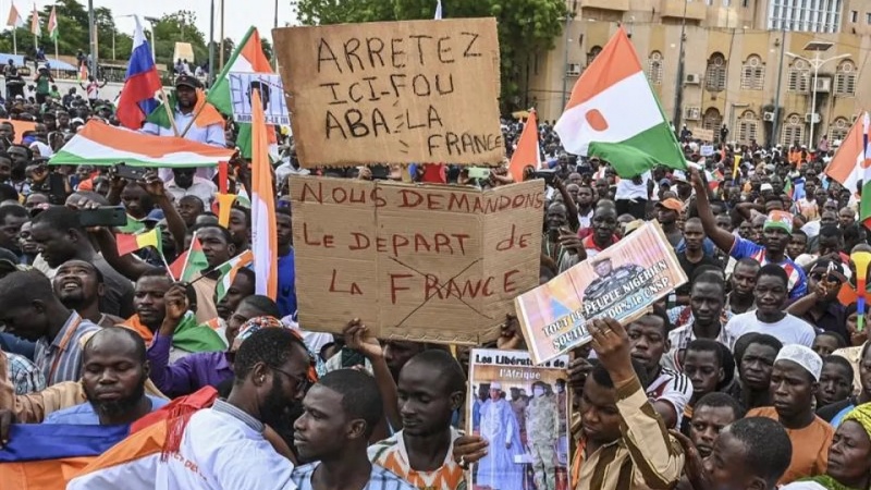 フランス大使帰国にニジェール国民が歓喜の声