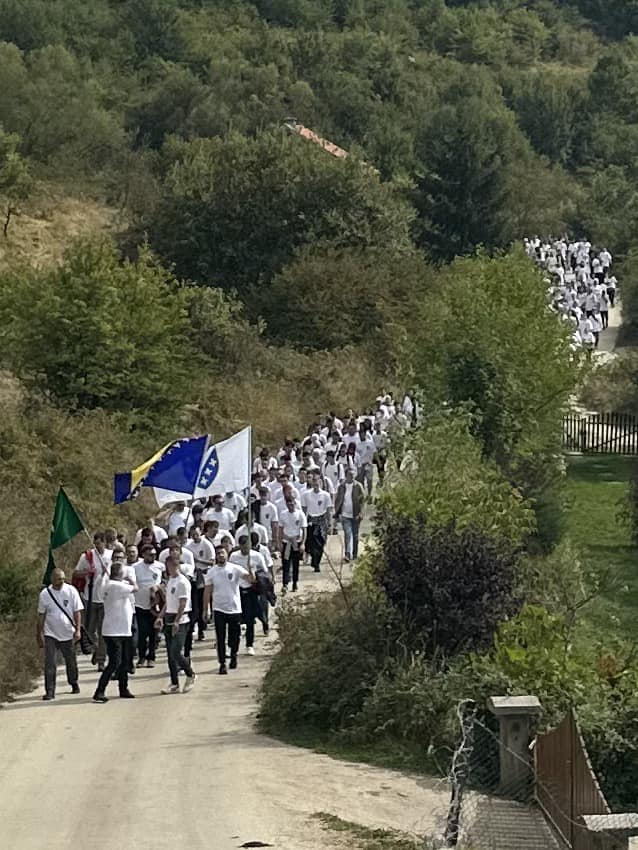 Stotine omladinaca pohodilo na brdo Žuč, učili o herojima i bitkama