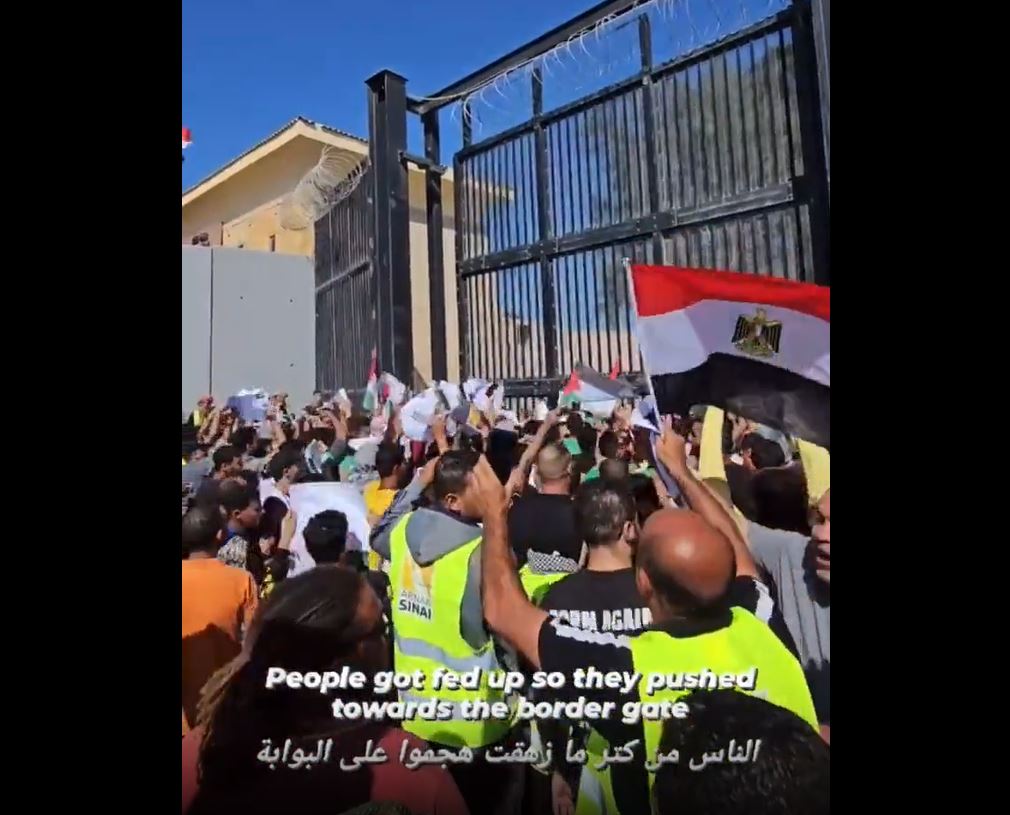 Video: Hundreds of Egyptian protesters trying to enter Rafah border for bad situation of besieged Gaza 