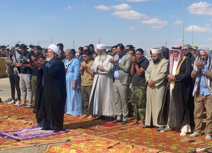 حشود من العراقيين تقيم صلاة الجمعة على الحدود الاردنية نصرة لغزة