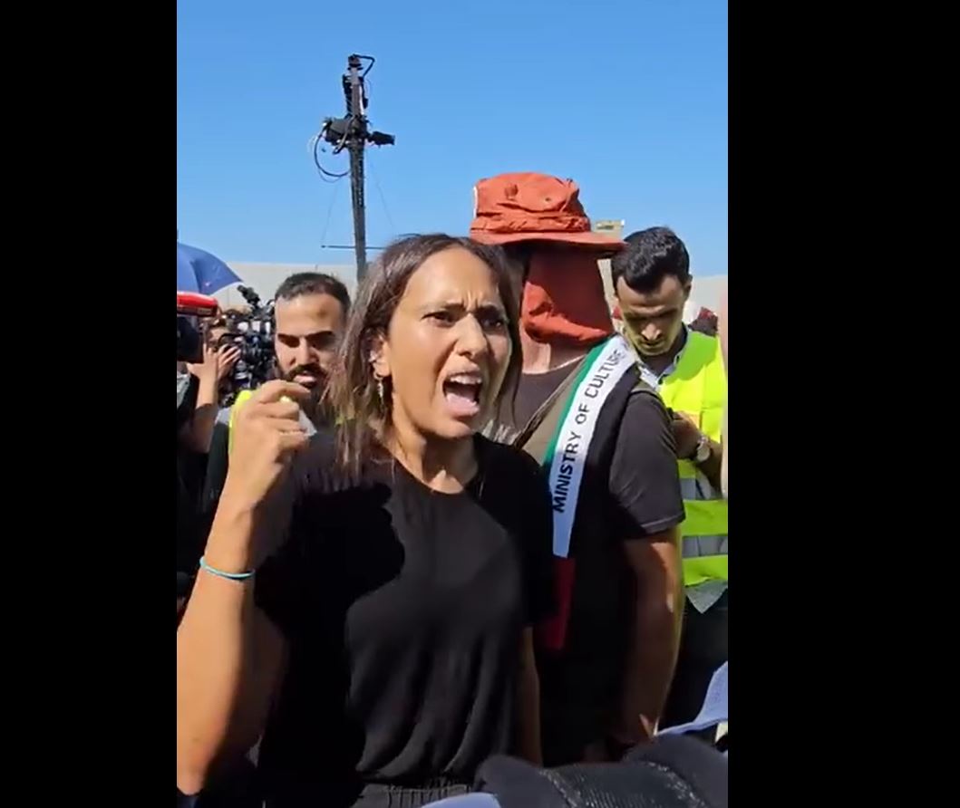 Video: A woman at Rafah crossing on Egypt-Palestine border confronts a western pro-Israel journalist 