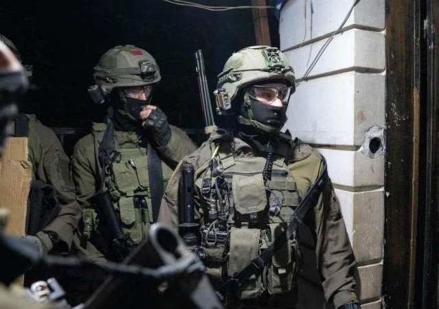 قوات العدو تعتقل عشرات الفلسطينيين من مدن الضفة