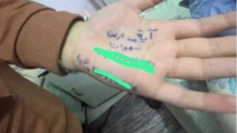  أطفال غزة يكتبون أسماءهم على أيديهم للتعرف عليهم بعد القصف!