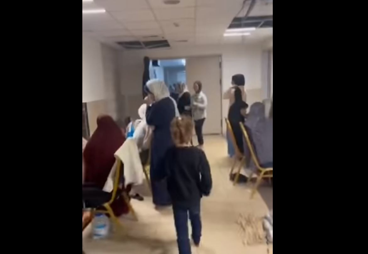 Video: Gaza red crescent receive threat of Israeli forces to evacuate Al-Quds hospital before bombardment 