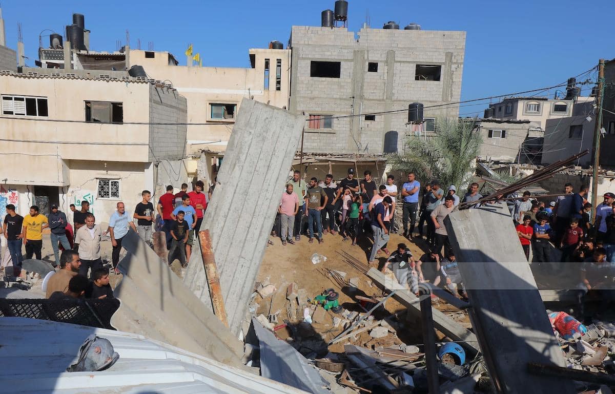 Photos: Palestinians searching for survivors under debris of houses targeted by Israel in Deir al-Balah