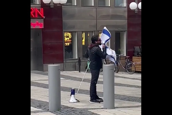 Extremist desecrates Quran while waving Israeli flag in Sweden