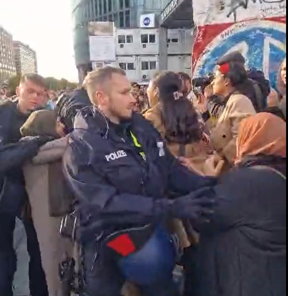 Video / Video / Berlin polisi, Filistin'e destek mitingine enge oldu