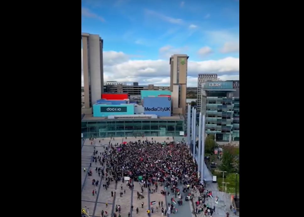 Footage of over 14000 people at Palestine rally outside BBC Headquarters of Manchester