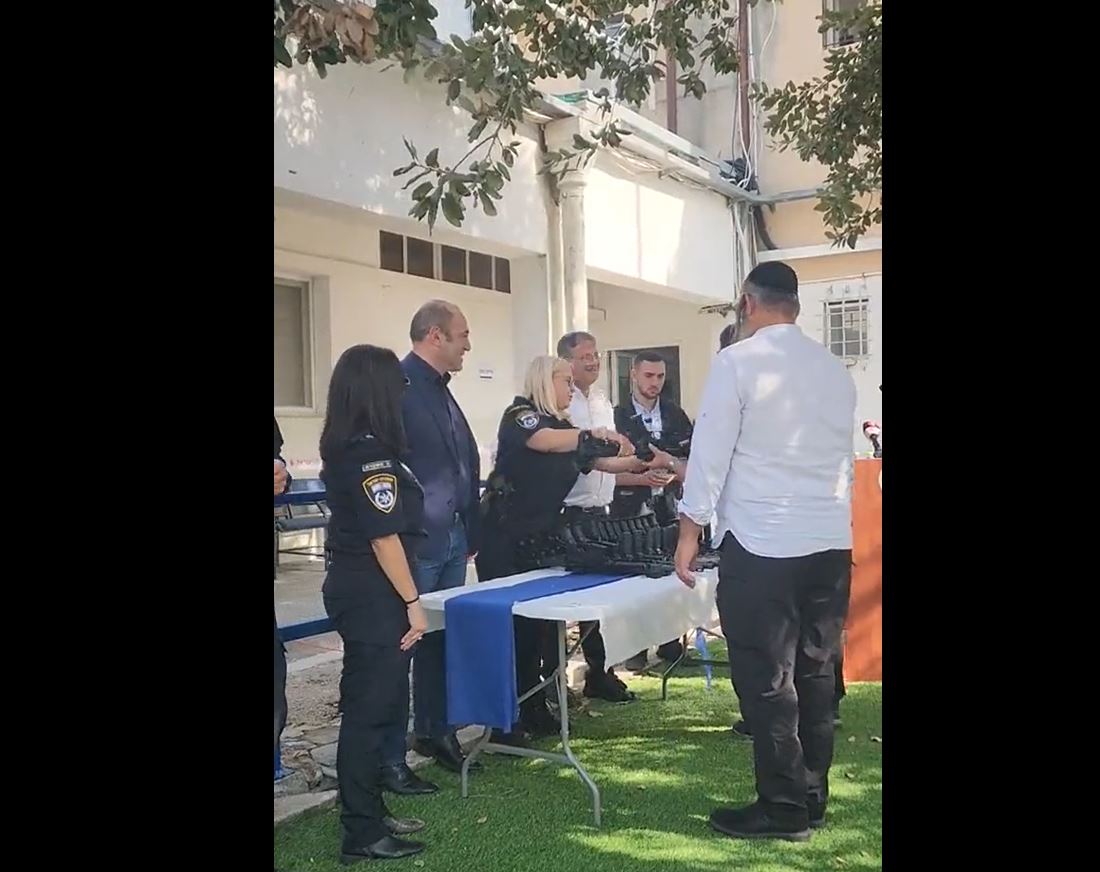 Video: Israeli barbaric Minister 'Ben-Gvir' distributes assault rifles to Israeli settlers in occupied West Bank