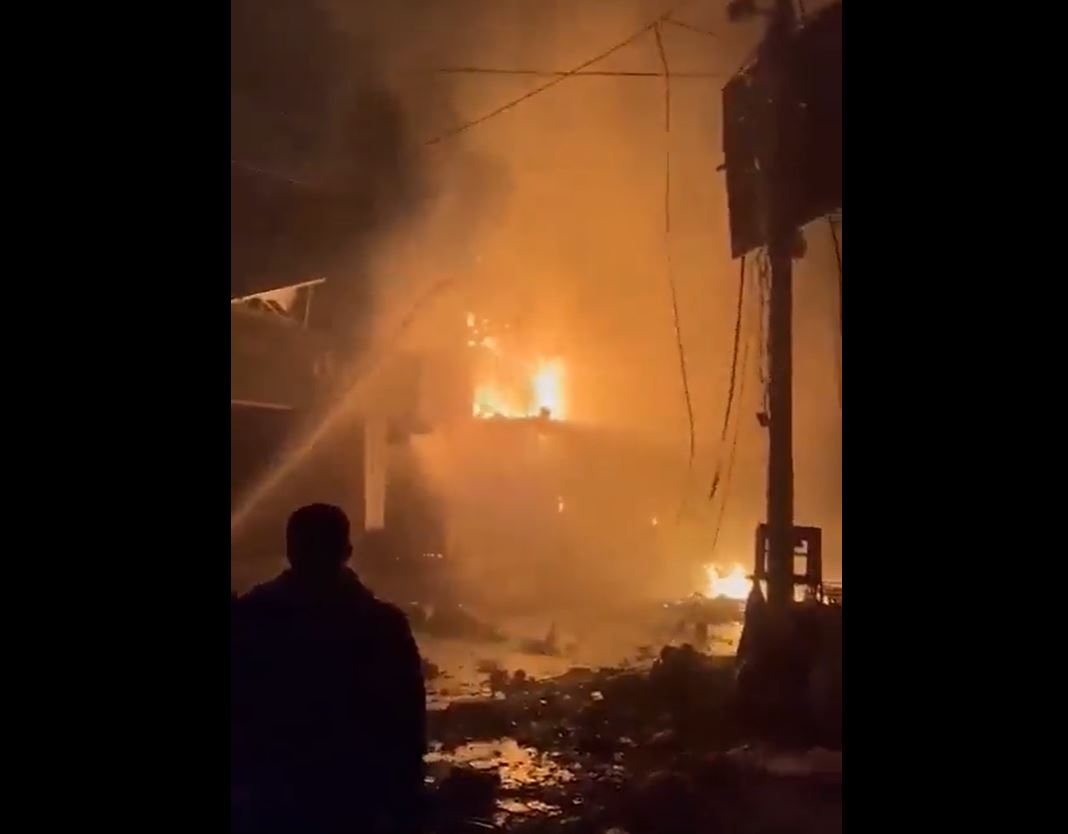Video: Israeli occupation aircraft bombed a marketplace in Gaza