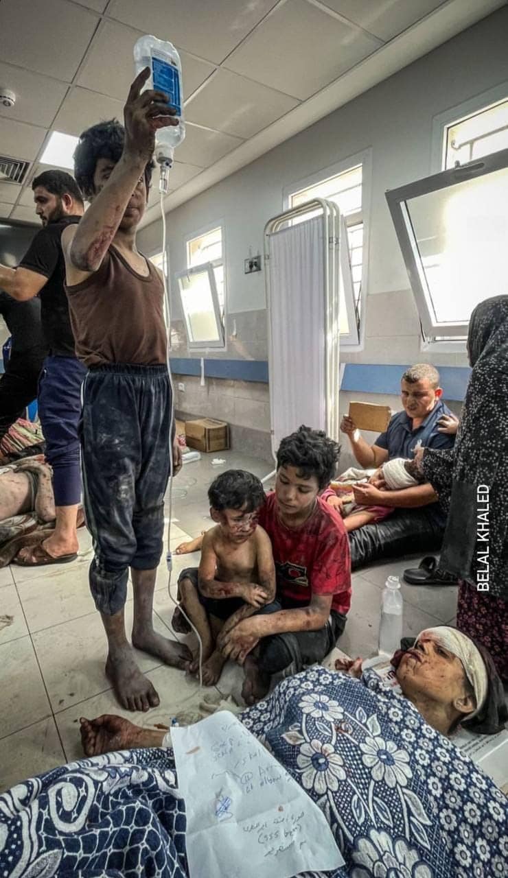 Video: Despite his wounds, a young Palestinian stands up to help his mother, who is in bad condition