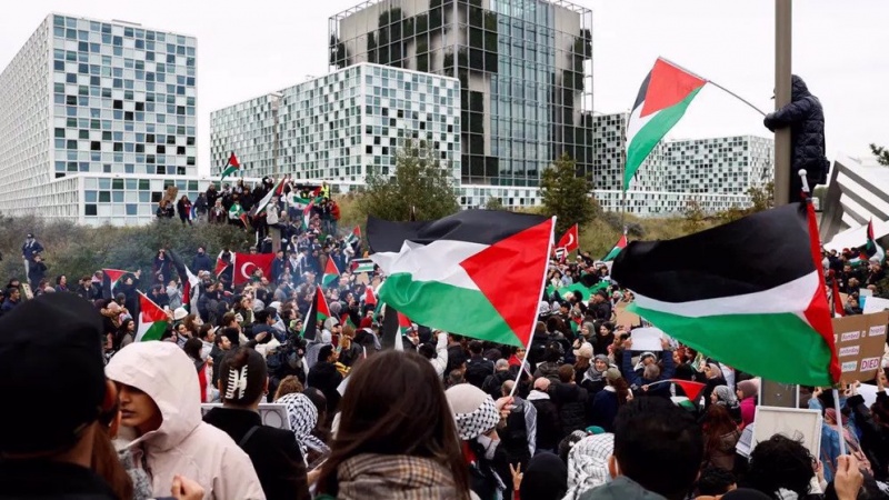 Demonstranten vor dem IStGH fordern Prozess gegen Netanjahu als „Kriegsverbrecher“