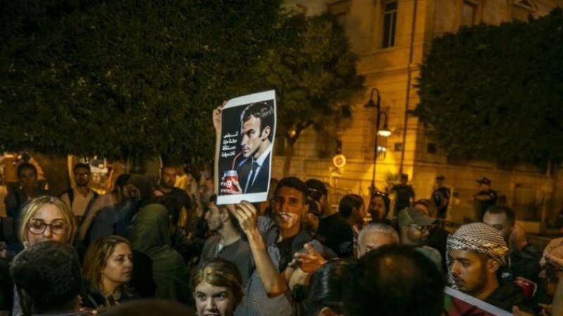 Тунисцы устроили акцию протеста против позиции Макрона по событиям в секторе Газа