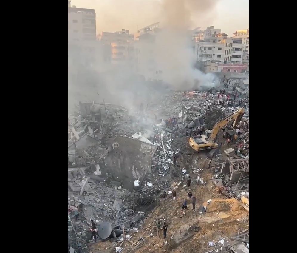 Video: Israeli warplanes destroy a 7-floor residential building upon heads of its civilian in Gaza