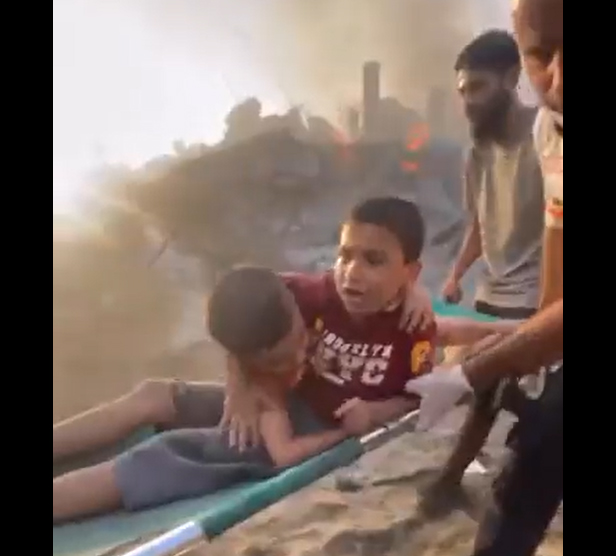فيديو / اطفال فلسطينيون جرحى يشكرون الاسعاف لإنقاذهم بعد قصف الاحتلال الإسرائيلي لمنطقة في غزة