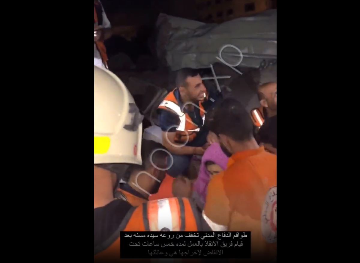 Video: Civil defense workers sing for old woman while pulling her from rubble to lift her spirit
