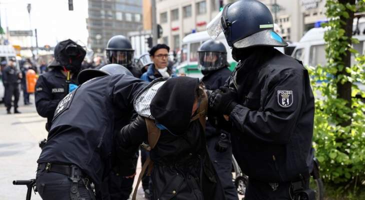 فيديو / الشرطة الالمانية تعتقل شخصا بالقوة بسبب تضامنه مع الشعب الفلسطيني في برلين