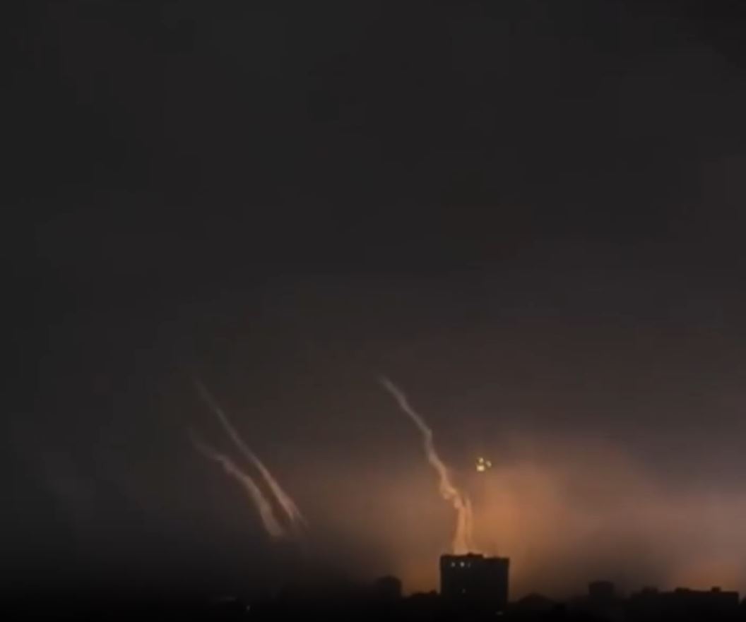 Video: Israeli warplanes target residential areas in Gaza using white phosphorus bombs