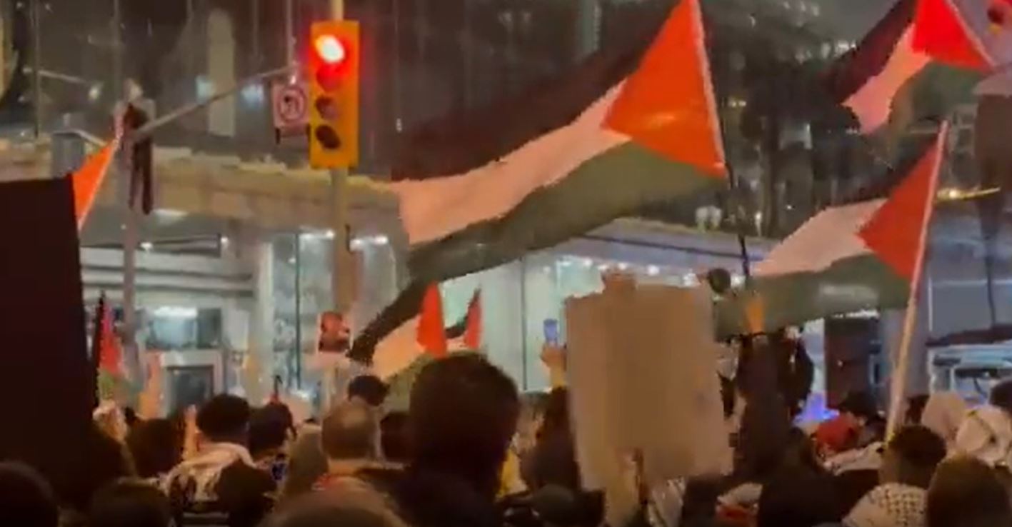 Video: A pro-Palestine protest in front of Consulate General of Israel in Toronto, Canada