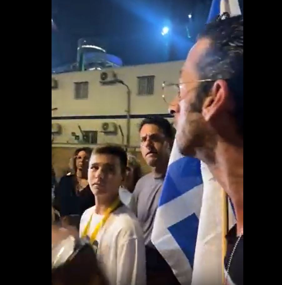 Video: Families of Israeli detainees in Gaza block Tel Aviv streets chanted "all in exchange for all"