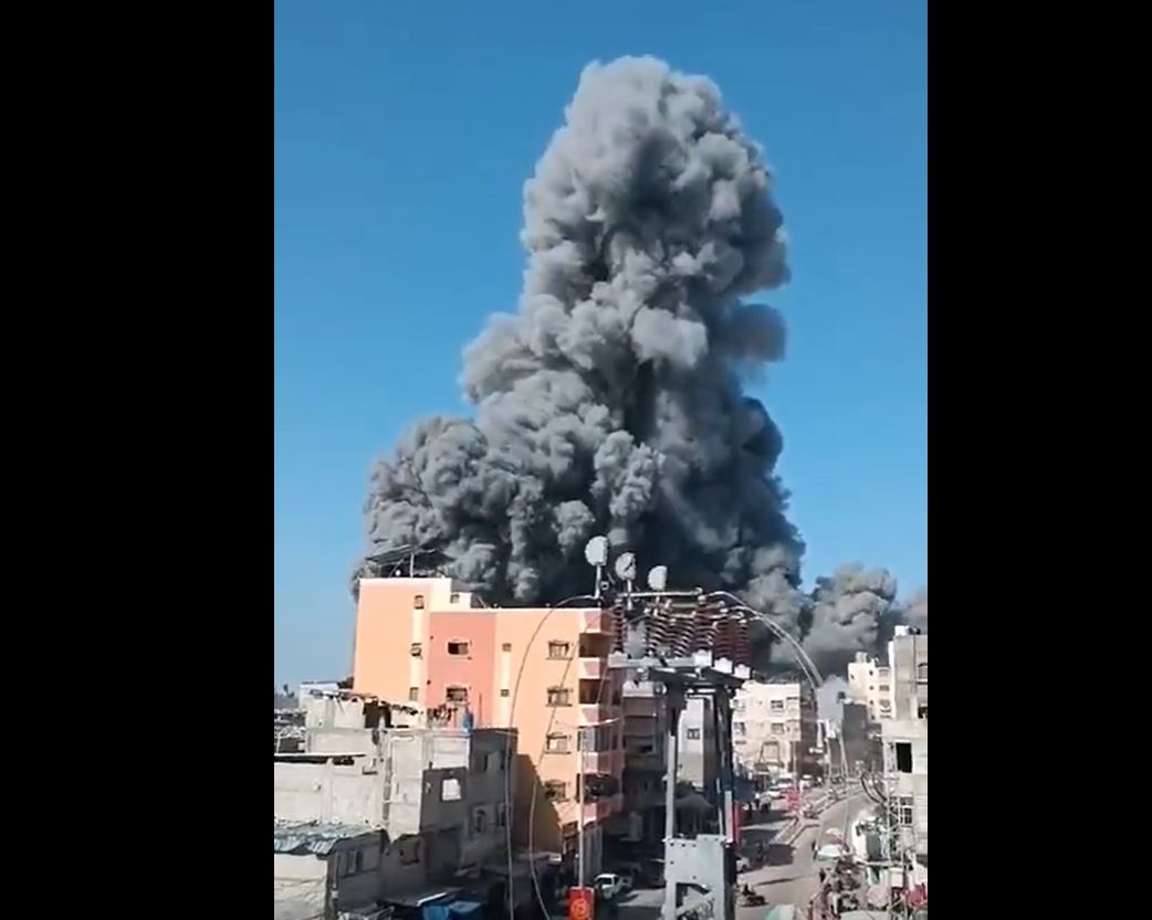 Video: Israeli warplanes bomb a house in Khan Yunis camp, southern Gaza Strip