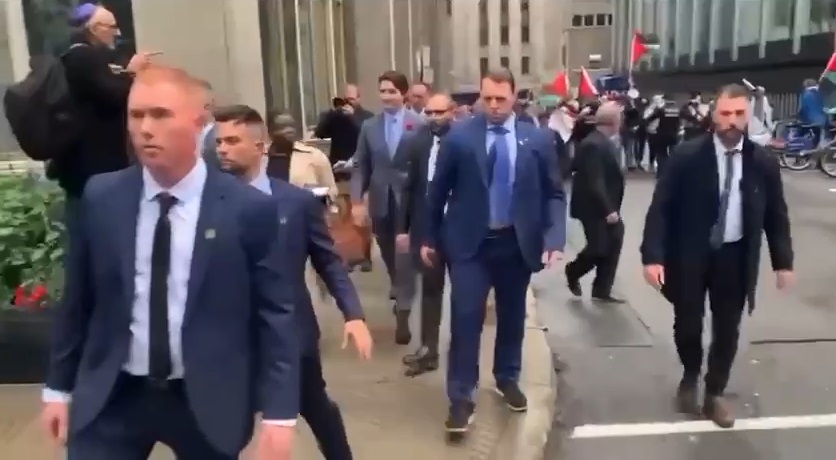 فيديو | نشطاء كنديون يهاجمون رئيس وزراء كندا بسبب موقفه الداعم لإسرائيل