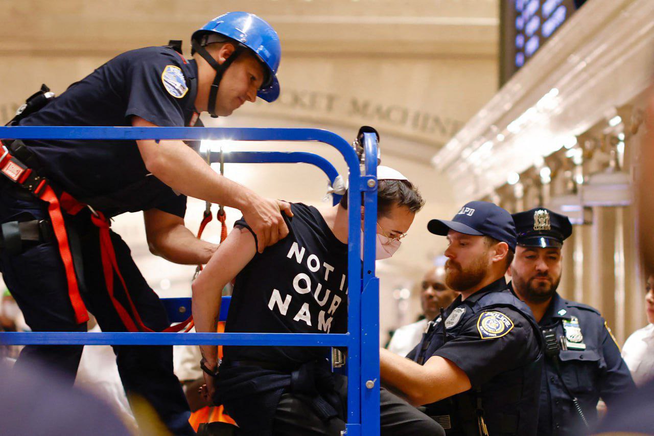 Video: Hundreds of Jewish Americans, calling for a ceasefire in Gaza arrested at Grand Central Station in NY