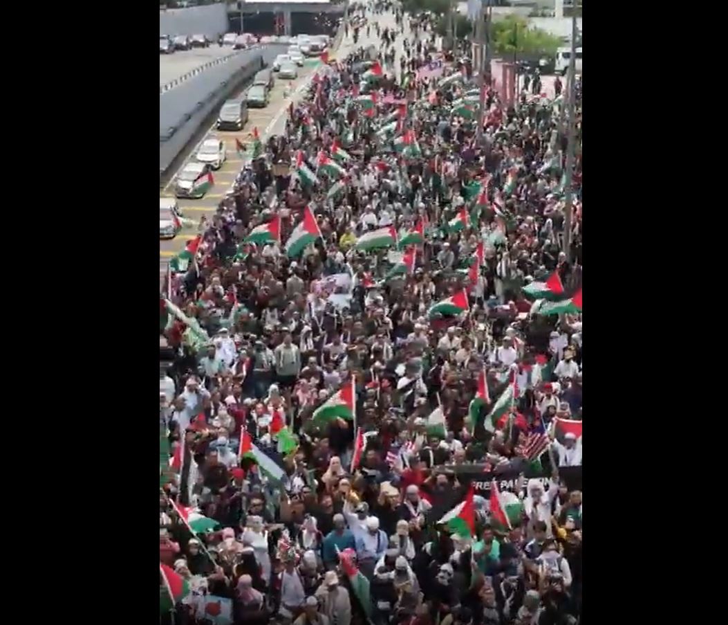 Video: Massive pro-Palestine protest in front of American Embassy in Kuala Lumpur, Malaysia