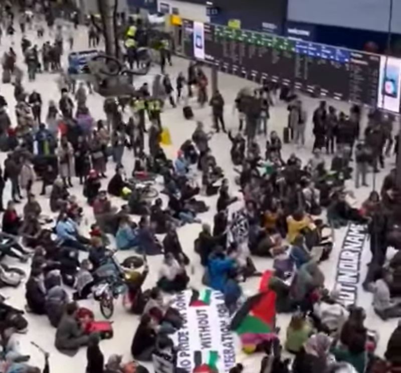 Video: Protesters at Waterloo Station in Britain demand ceasefire in Gaza, end to killing of Palestinians 