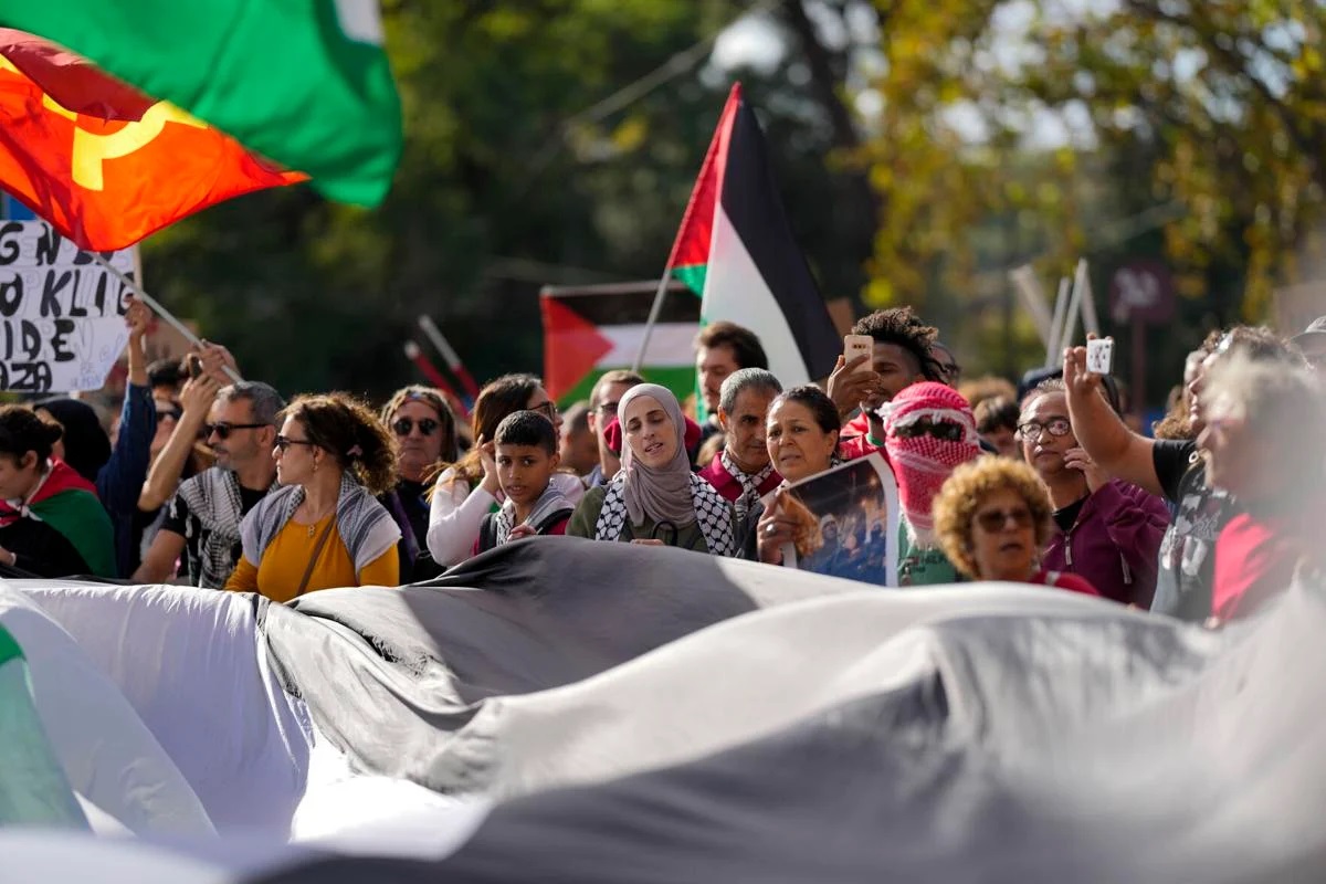 ویدیو | پرچم رژیم صهیونیستی در رم ایتالیا پایین کشیده شد