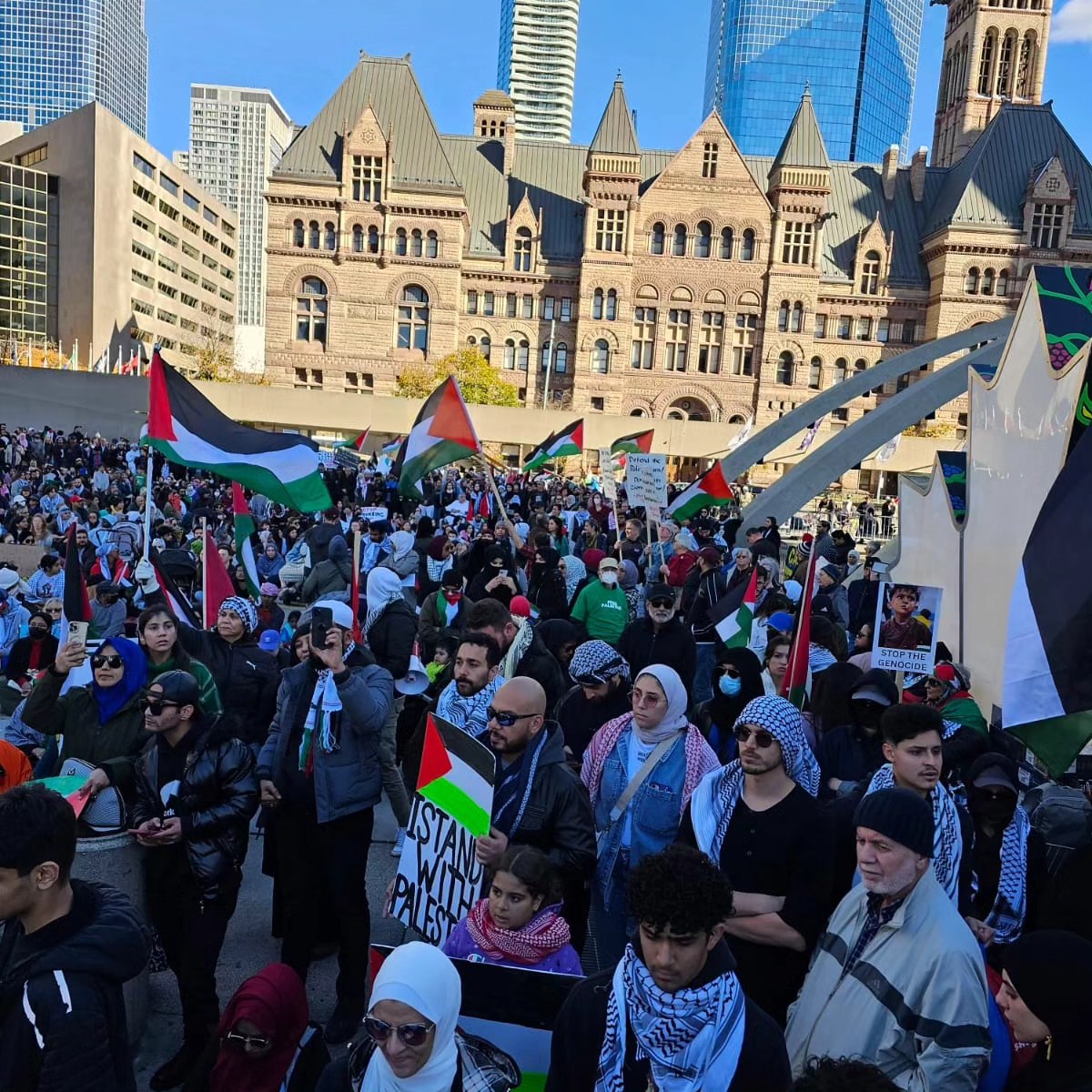 Video: Massive demonstration in Toronto, Canada calling for immediate ceasefire in Gaza