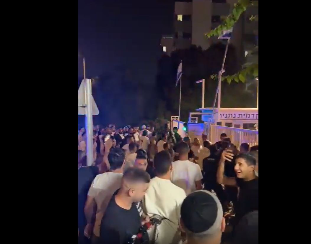 Video: Israelis chanting "Death to Arab" in Netanya, try to attack Palestinians in 1984 occupied lands!
