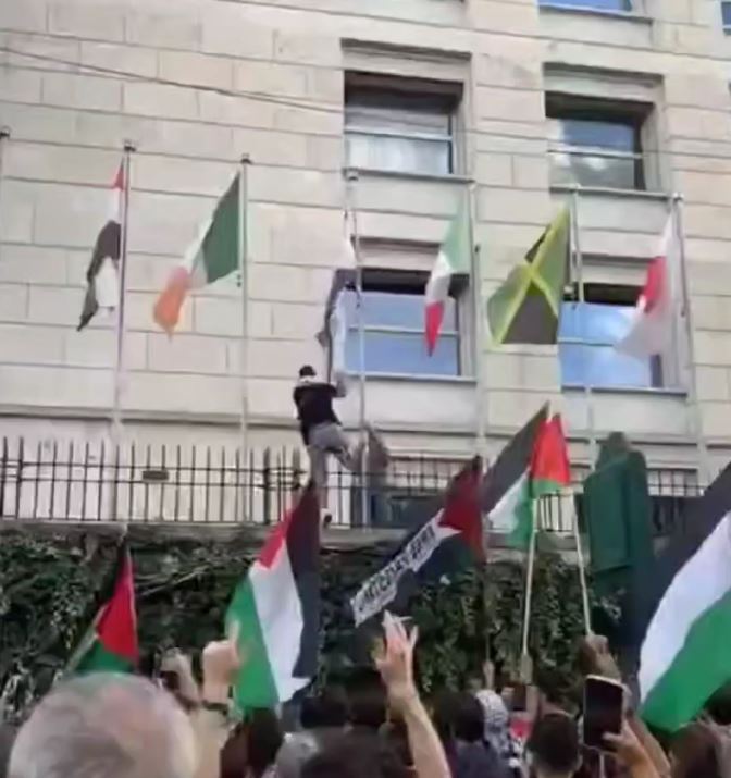 ویدیو | پایین آوردن پرچم اسرائیل در شهر رم