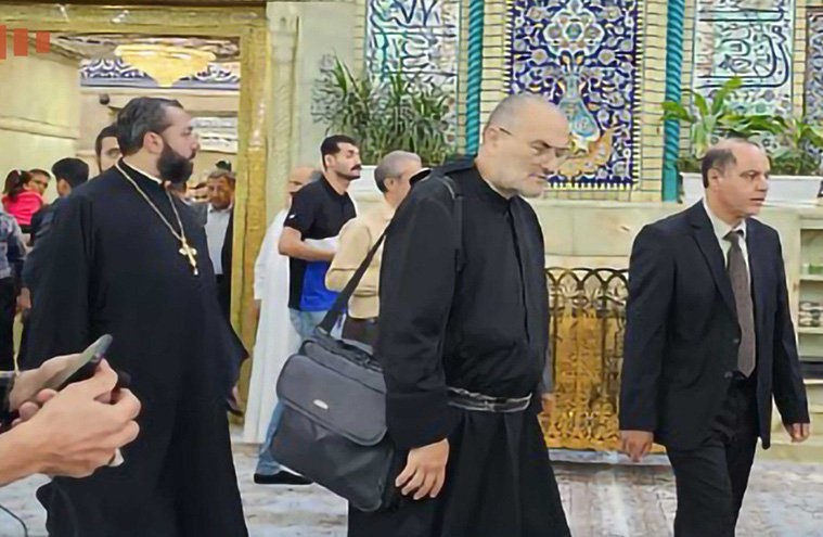 كاهن مسيحي يزور مرقد الامام الحسين ولا يتعجب أحد من صليبه!