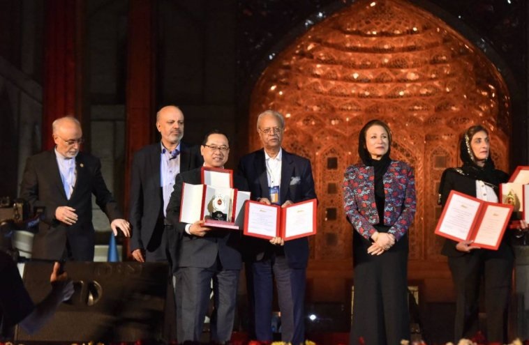 توزيع الجوائز على الفائزين بجائزة المصطفى(ص) في نسختها الخامسة