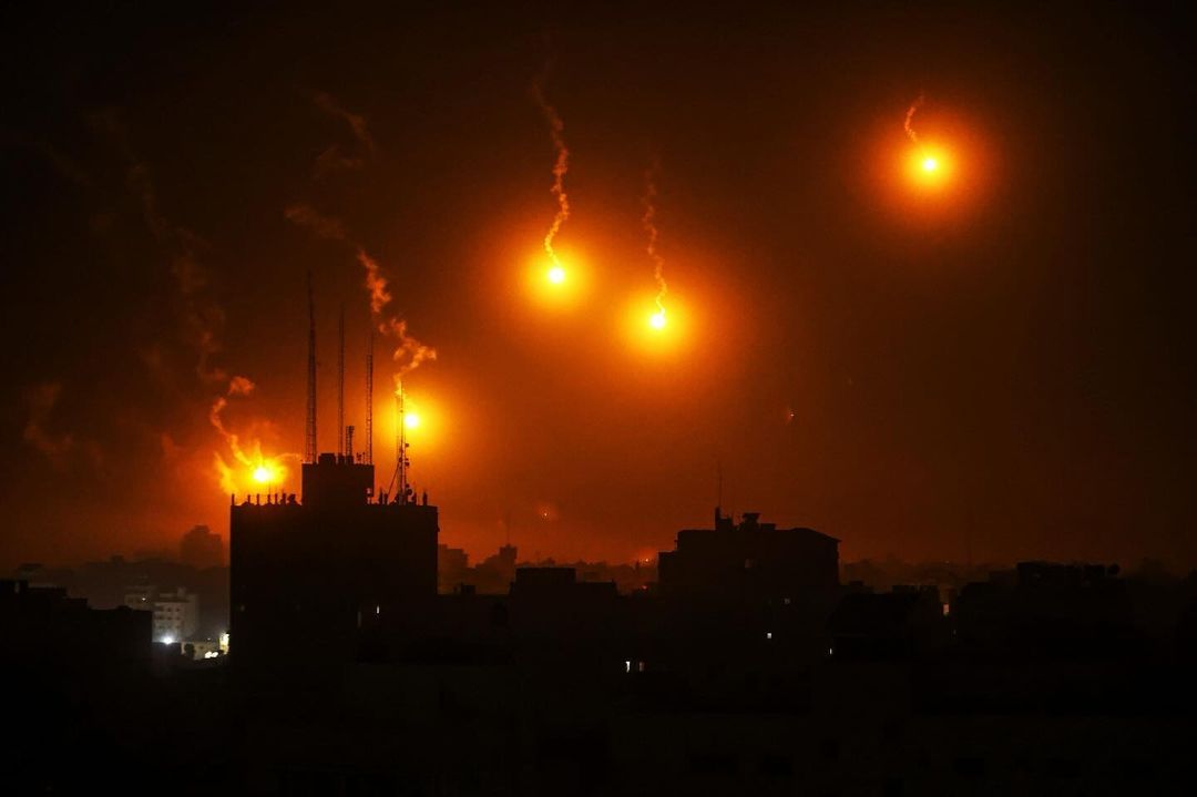 Video: Israeli warplanes dropping white phosphorus bombs and flares on residential areas of Gaza last night