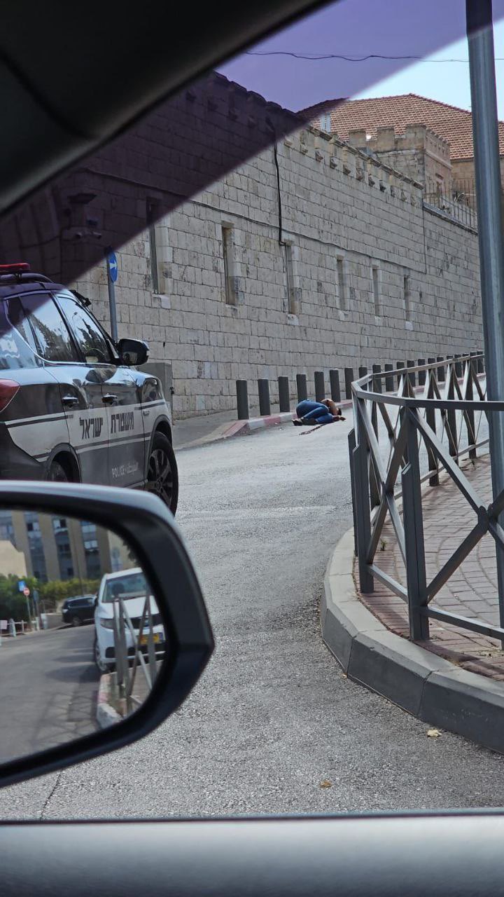 Video: Moment when a Palestinian youth shot dead by Israeli forces in Al-Quds