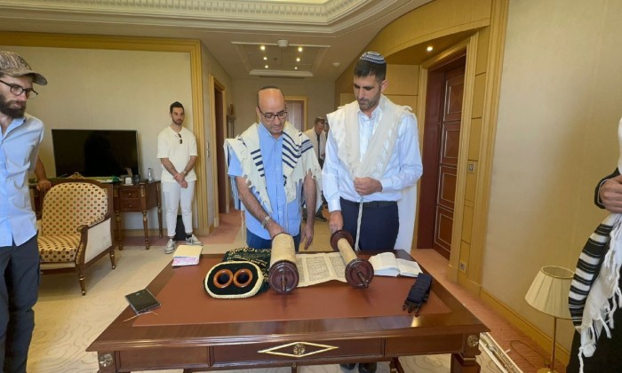 Zionist Minister performs Talmudic rituals in Saudi Arabia