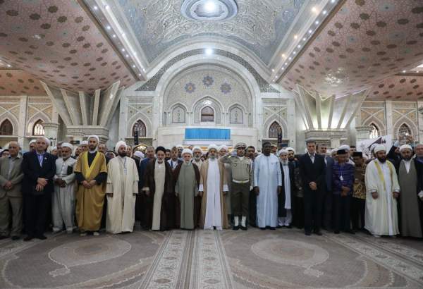 Participants to 37th Islamic Unity Conference pay tribute to late Imam Khomeini